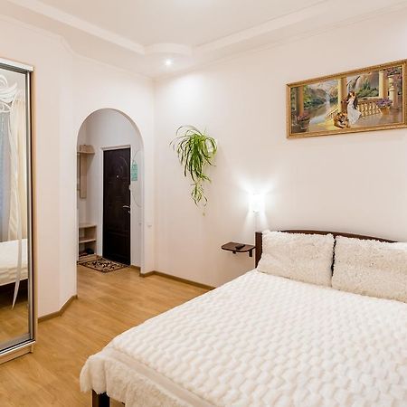 Apartment On Khmelnytskogo Street Leopoli Esterno foto