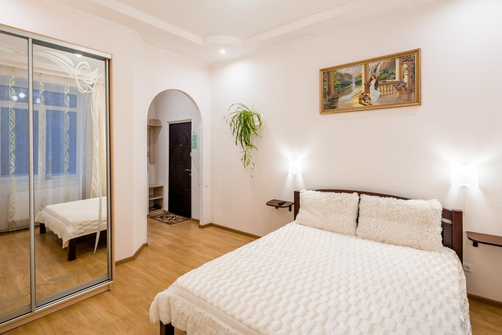 Apartment On Khmelnytskogo Street Leopoli Esterno foto