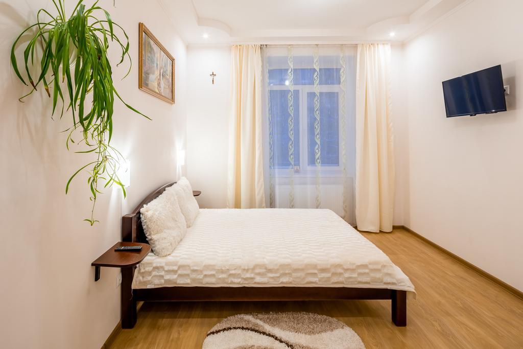 Apartment On Khmelnytskogo Street Leopoli Esterno foto