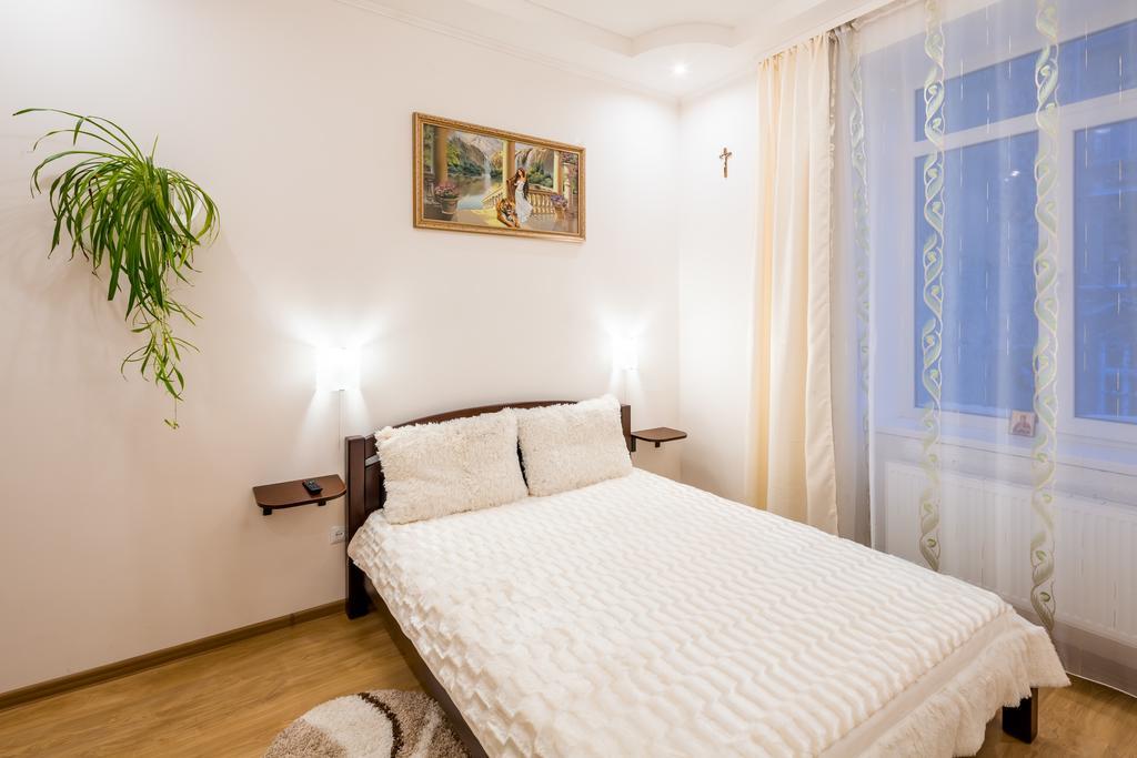 Apartment On Khmelnytskogo Street Leopoli Esterno foto