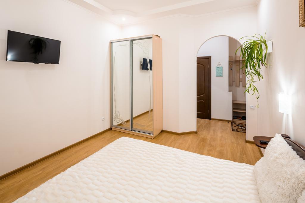 Apartment On Khmelnytskogo Street Leopoli Esterno foto